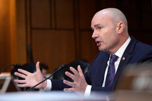Ο γερουσιαστής Mike Lee,, μιλάει κατά τη διάρκεια της ακρόασης επιβεβαίωσης ενώπιον της Επιτροπής Δικαιοσύνης της Γερουσίας για τον Kash Patel, την επιλογή του προέδρου Donald Trump για τη θέση του διευθυντή του FBI, στο Καπιτώλιο στην Ουάσινγκτον, Πέμπτη, 30 Ιανουαρίου 2025. (AP Photo/Ben Curtis)