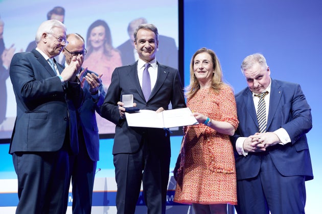 Η στιγμή που ο Κυριάκος Μητσοτάκης παραλαμβάνει το βραβείο του