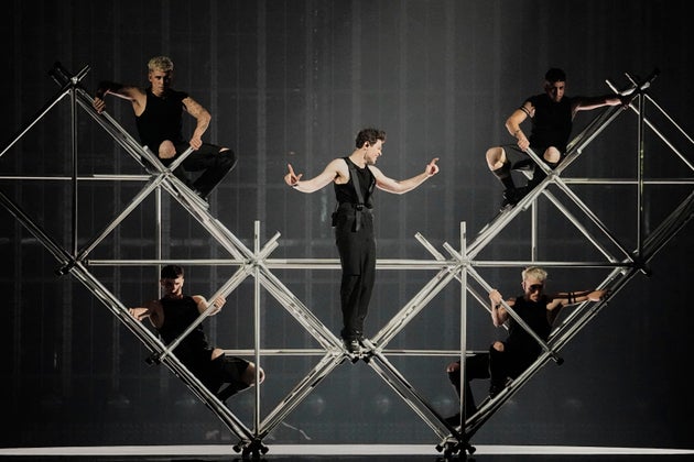 O Theo Evan ερμήνευσε το Shh σε μουσική του Δημήτρη Κοντόπουλου.