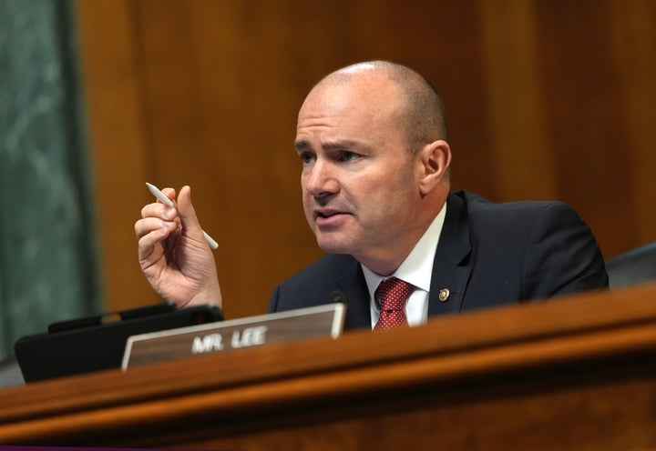 O senador Mike Lee (R-Utah) reintroduziu a Lei da Definição de Obscenidade Interestadual, redefinindo o que categoriza legalmente a obscenidade na tentativa de proibir a pornografia.