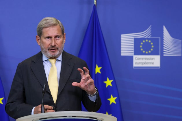 O τότε Ευρωπαίος επίτροπος για τον προϋπολογισμό και τη διοίκηση Γιοχάνες Χαν μιλάει σε συνέντευξη Τύπου για τα πράσινα ομόλογα επόμενης γενιάς της ΕΕ στην έδρα της ΕΕ στις Βρυξέλλες, Τρίτη 12 Οκτωβρίου 2021.