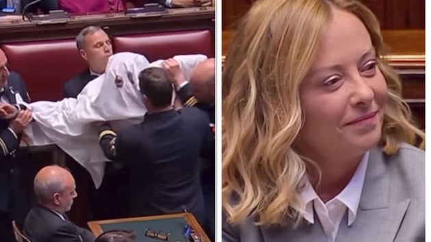 Ο Riccardo Magi, ντυμένος φάντασμα και η αντίδραση της Τζόρτζια Μελόνι.