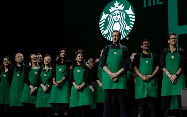 ΑΡΧΕΙΟ - Οι baristas της Starbucks στέκονται στη σκηνή, 20 Μαρτίου 2019, κατά τη διάρκεια της ετήσιας συνέλευσης των μετόχων στο Σιάτλ. (AP Photo/Ted S. Warren, αρχείο)
