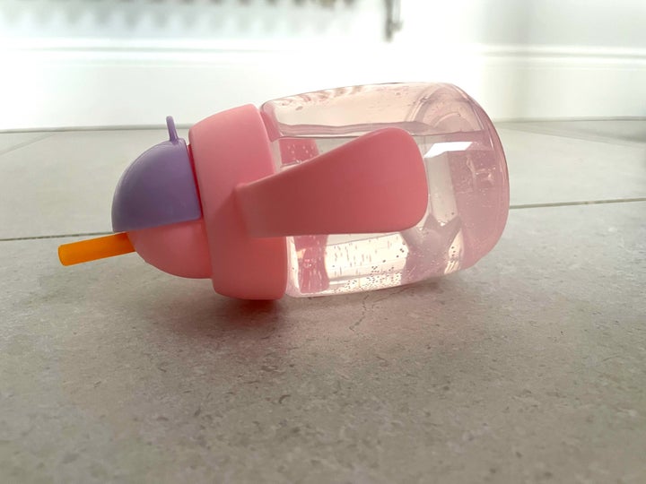 私はついに、どこにでも水の水たまりを残さない赤ちゃんのためのカップを見つけました 私はついに、どこにでも水の水たまりを残さない赤ちゃんのためのカップを見つけました