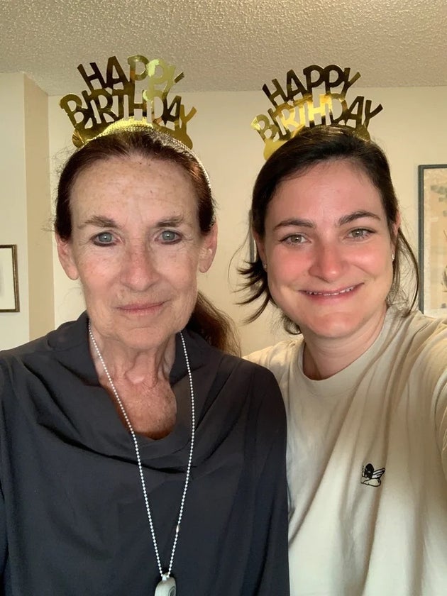 母親の70歳の誕生日を一緒に祝う筆者＝2023年8月