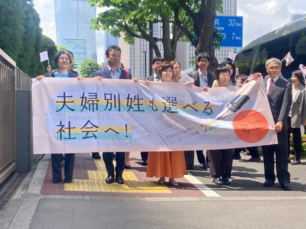 東京地裁に向かう原告と弁護団（2025年5月15日）