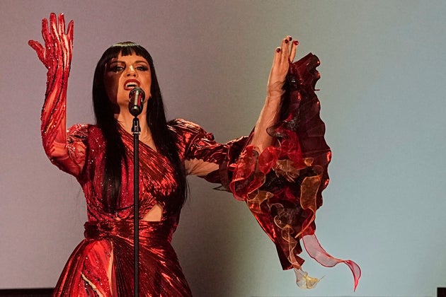 Το ντουέτο Shkodra Elektronike από την Αλβανία ερμηνεύει το τραγούδι 