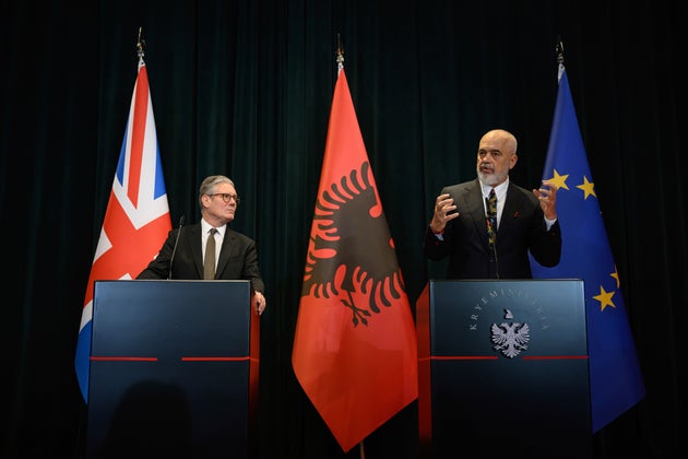 Ο πρωθυπουργός της Βρετανίας Keir Starmer, αριστερά, και ο πρωθυπουργός της Αλβανίας Edi Rama παρευρίσκονται σε συνέντευξη Τύπου στην Kryeministria στα Τίρανα, Αλβανία, την Πέμπτη 15 Μαΐου 2025. (Leon Neal/Pool via AP)