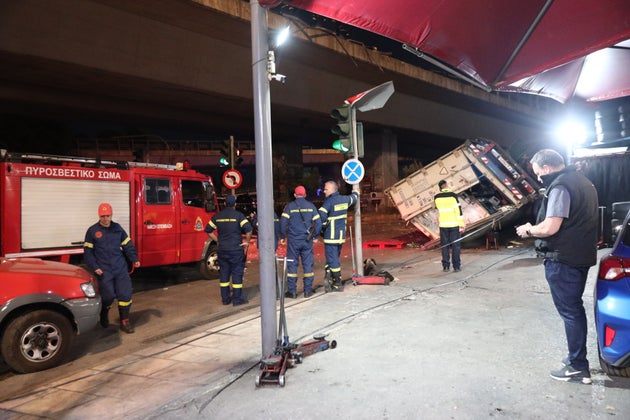 Φορτηγό έπεσε από τη γέφυρα στην Πέτρου Ράλλη στη Λ. Θηβών. Πέμπτη 15 Μαΐου 2025 (ΓΙΑΝΝΗΣ ΠΑΝΑΓΟΠΟΥΛΟΣ/EUROKINISSI)