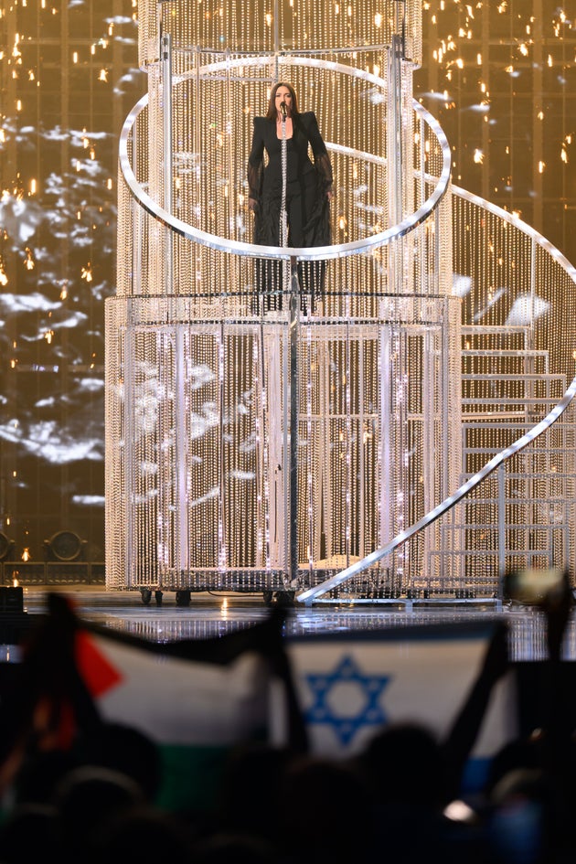 Το στιγμιότυπο που έκανε τον γύρο του κόσμου από την πρόβα της Ισραηλινής Yuval Raphael με τη ισραηλινή και την παλαιστινιακή σημαία να σηκώνονται ταυτόχρονα. 