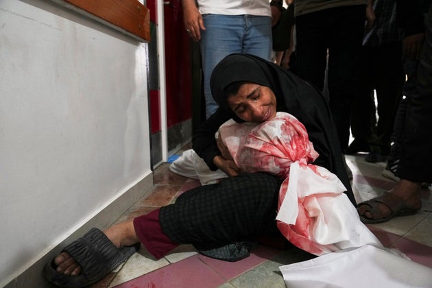 Μητέρα στην Τζαμπαλία της Γάζας θρηνεί κρατώντας στην αγκαλιά της το νεκρό γιό της που σκοτώθηκε κατά τις σφοδρές επιθέσεις του Ισραήλ τα τελευταία 24ωρα