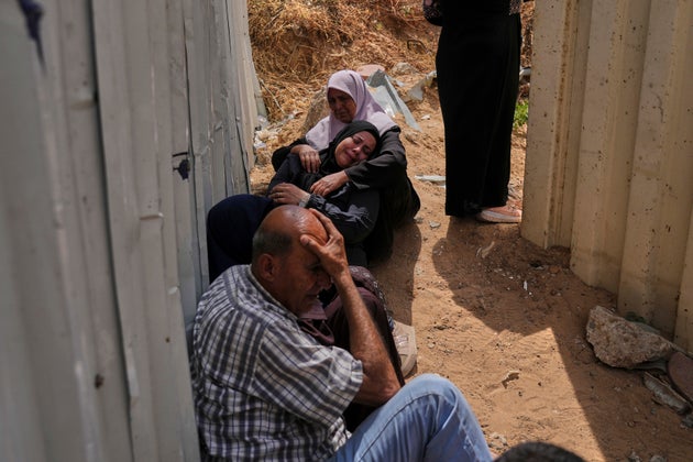 Παλαιστίνιοι στη Γάζα θρηνούν τον θάνατο μελών της οικογένειάς τους κατά τους ισραηλινούς βομβαρδισμούς στην Τζαμπαλία