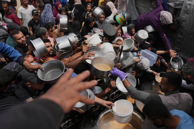 Καθημερινός αγώνας η εξασφάλιση μιας μερίδας τροφής αφού το Ισραήλ έχει αποκλείσει την είσοδο ανθρωπιστικής βοήθειας εδώ και δύομιση μήνες 