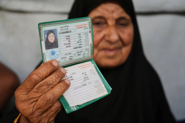 Οι ανηλεείς βομαρδισμοί στις 15 ΜαΪου συνέπεσαν με την θλιβερή επέτειο της Νακμπα δηλ. της Καταστροφής όπως αποκαλούν οι Παλαιστίνιοι των εκτοπισμό τους το 1948 από τα εδάφη που σήμερα αποτελούν το κράτος του Ισράηλ. Η οικογένεια της Γκαλία Αμπού Μοτέιρ ήταν μεταξύ όσων εκδιώχθηκαν.