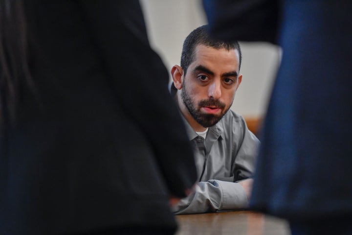 Hadi Matar está no Tribunal do Condado de Chautauqua em Mayville, NY, 21 de fevereiro de 2025. (AP Photo/Adrian Kraus, arquivo)