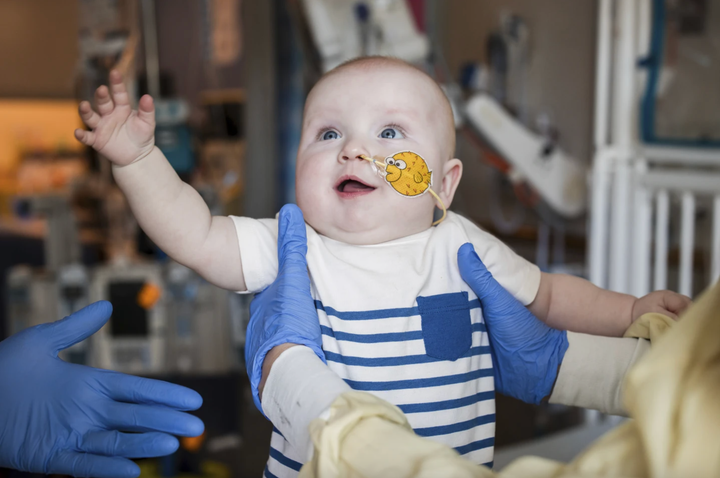 Esta foto fornecida pelo Hospital Infantil da Filadélfia mostra KJ Muldoon após uma dose de acompanhamento de um tratamento experimental de edição de genes no hospital em abril de 2025.