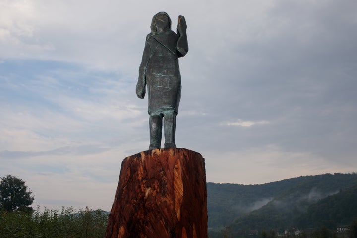 A escultura de bronze substituiu uma versão de madeira que foi gravemente queimada por incendiários em 2020.