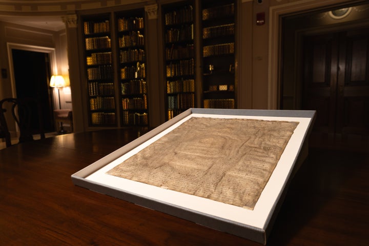 A cópia original da Universidade de Harvard da Magna Carta, de 1300, é vista em exibição.