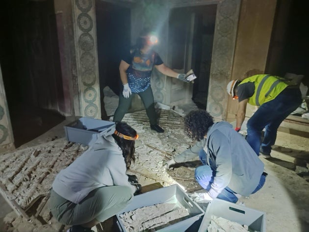 Απομάκρυνση των θραυσμάτων του αντιγράφου της τοιχογραφίας των Δελφινιών