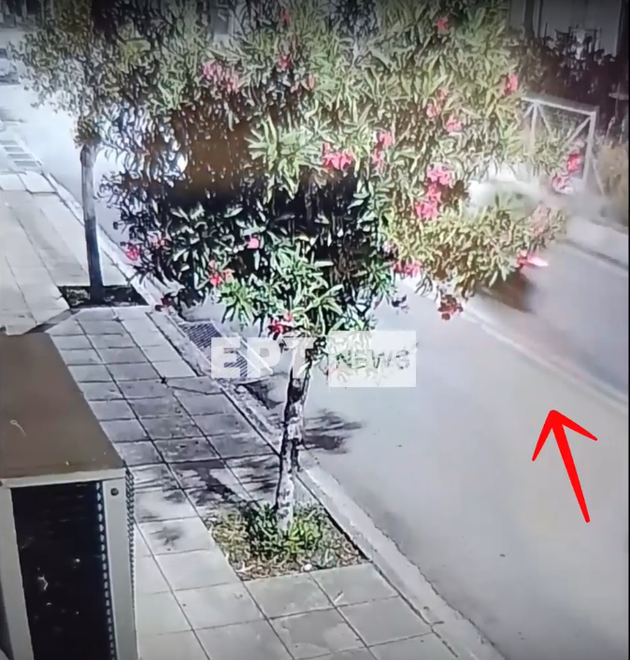 Η στιγμή που οι 2 δράστες ανοίγουν πυρ στο αυτοκίνητο του 42χρονου «μπόντι μπίλντερ»
