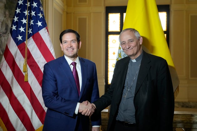 Ο υπουργός Εξωτερικών Μάρκο Ρούμπιο, αριστερά, και ο πρόεδρος της Διάσκεψης των Ιταλών Επισκόπων, καρδινάλιος Matteo Zuppi, ποζάρουν για μια φωτογραφία στην πρεσβεία των ΗΠΑ στην Αγία Έδρα στη Ρώμη, Σάββατο 17 Μαΐου 2025. (AP Photo/Gregorio Borgia)