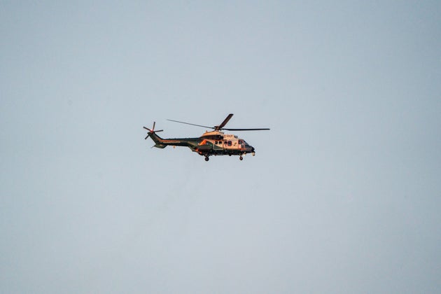 Ελσίνκι, Φινλανδία - 16 Ιουνίου 2023: Ελικοπτέρου που πετάει στον καταγάλανο ουρανό με λευκά σύννεφα στο φόντο.