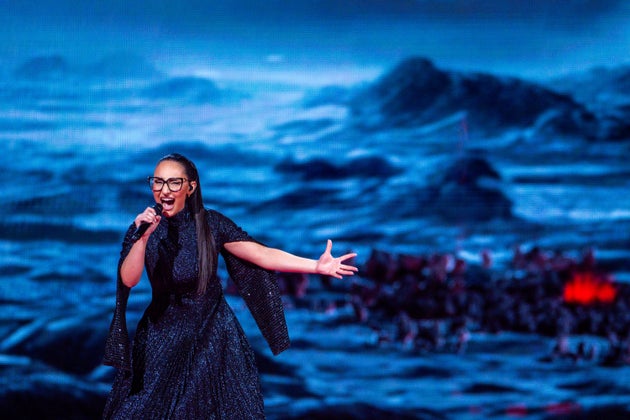 Η Klavdia ερμηνεύει την «Αστερομάτα» στη σκηνή της Eurovision, Βασιλεία της Ελβετίας, Μάιος 2025. 