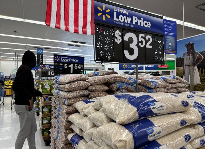 Os clientes do Walmart podem esperar ver preços mais altos até o final do mês, de acordo com seu diretor financeiro.