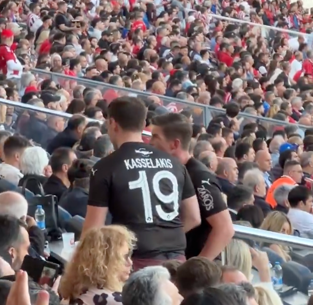 Ο Στέφανος Κασσελάκης επί το έργον στην εξέδρα του ΟΦΗ - και με φανέλα της ομάδας με το όνομά του. Τελικός Κυπέλλου Ελλάδας, ΟΑΚΑ 17 Μαϊου 2025