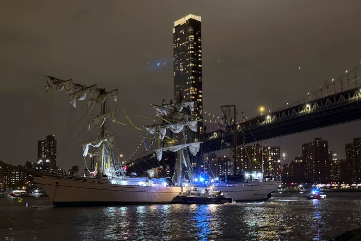 Navy training vessel hits Bklyn Bridge