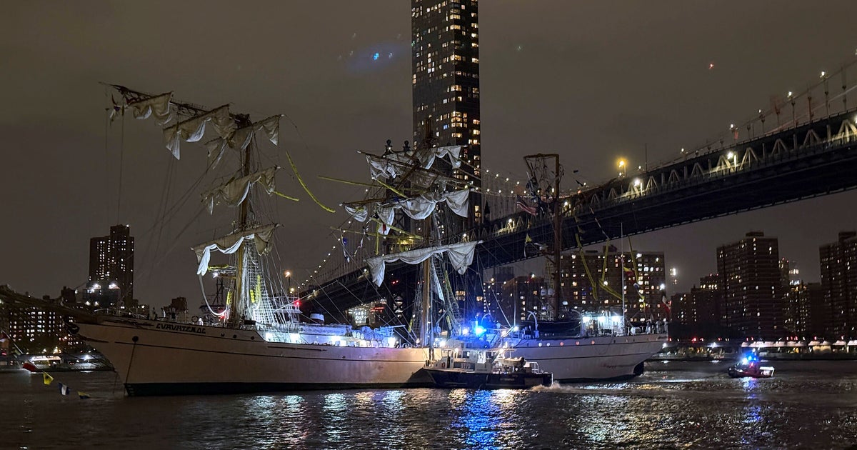 Mexican Tall Ship Strikes Brooklyn Bridge, Snapping Masts And Injuring Sailors