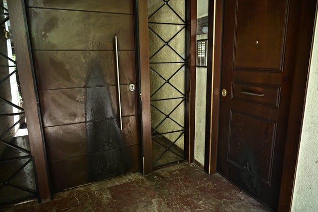 Φθορές από τον αυτοσχέδιο εμπρηστικό μηχανισμό στην πόρτα της πολυκατοικίας όπου διαμένει ο πρώην αναπληρωτής προέδρος του ΕΟΔΑΣΑΑΜ, Χρήστου Παπαδημητρίου