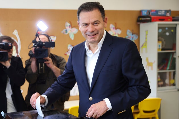 Ο εν ενεργεία πρωθυπουργός και ηγέτης του κεντροδεξιού Σοσιαλδημοκρατικού Κόμματος Λουίς Μοντενέγκρο ρίχνει την ψήφο του στις γενικές εκλογές της Πορτογαλίας σε εκλογικό τμήμα στο Εσπίνιο της Πορτογαλίας, Κυριακή 18 Μαΐου 2025. (AP Photo/Luis Vieira)