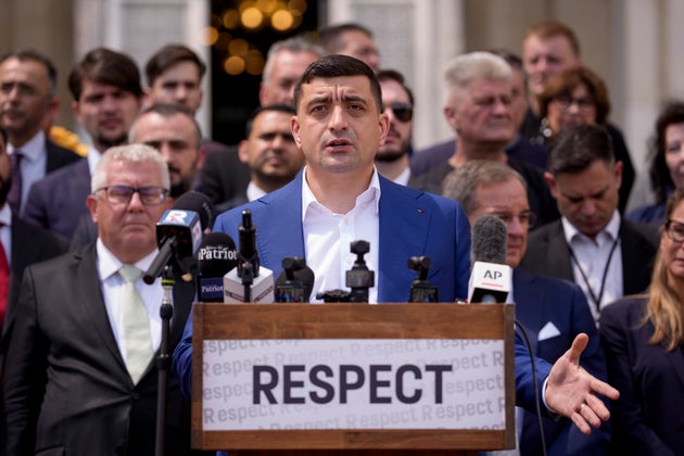 Ο υποψήφιος πρόεδρος George Simion μιλάει με ξένα μέσα ενημέρωσης, κατά τη διάρκεια του δεύτερου γύρου των επαναληπτικών προεδρικών εκλογών της χώρας, μπροστά από το κτίριο του Κοινοβουλίου, στο Βουκουρέστι της Ρουμανίας, Κυριακή 18 Μαΐου 2025. (AP Photo/Andreea Alexandru)