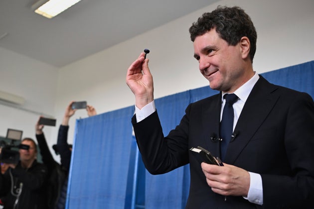 Ο υποψήφιος πρόεδρος Nicusor Dan ετοιμάζεται να ρίξει το ψηφοδέλτιό του στον δεύτερο γύρο των επαναληπτικών προεδρικών εκλογών της χώρας στο Fagaras της Ρουμανίας, Κυριακή 18 Μαΐου 2025. (AP Photo/Alex Nicodim)