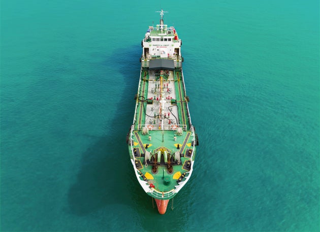 Εναέρια μπροστινή άποψη πετρελαιοφόρο πλοίο δεξαμενόπλοιο για το μεταφορέα πετρελαίου από το διυλιστήριο στη θάλασσα, Business logistics, εισαγωγή εξαγωγή, ναυτιλία ή μεταφορά εμπορευμάτων.