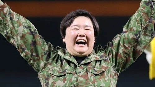 やす子、「ピンポンが鳴った時の」愛猫の絵を描く。新作公開に「配色が好き」「とてもおちゃめ」と反響 | ハフポスト アートとカルチャー