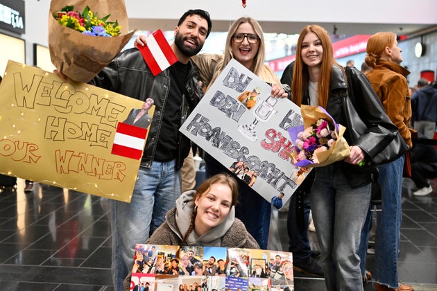 Θαυμαστές περιμένουν την άφιξη του JJ από την Αυστρία, στο αεροδρόμιο της Βιέννης, Αυστρία, Κυριακή 18 Μαΐου 2025, μετά τη νίκη του JJ στον Μεγάλο Τελικό του 69ου Διαγωνισμού Τραγουδιού της Eurovision, στη Βασιλεία χθες (AP Photo/Denes Erdos).