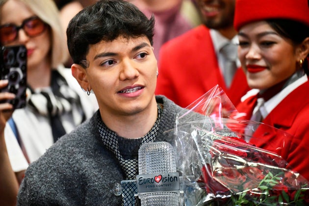 Ο JJ, στο κέντρο, από την Αυστρία φτάνει στο αεροδρόμιο της Βιέννης, Αυστρία, Κυριακή 18 Μαΐου 2025, μετά τη νίκη του στον μεγάλο τελικό του 69ου Διαγωνισμού Τραγουδιού της Eurovision, στη Βασιλεία χθες (AP Photo/Denes Erdos).