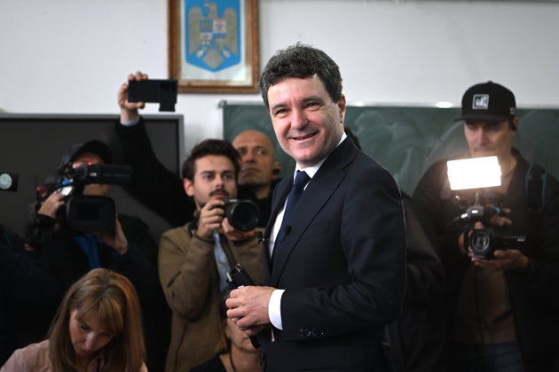 ΦΑΓΚΑΡΑΣ, ΡΟΥΜΑΝΙΑ - 18 ΜΑΪΟΥ: Ο υποψήφιος πρόεδρος Nicusor Dan ρίχνει την ψήφο του σε εκλογικό τμήμα κατά τη διάρκεια του δεύτερου γύρου των προεδρικών εκλογών της χώρας στο Φαγκάρας της Ρουμανίας, 18 Μαΐου 2025. (Photo by Alex Nicodim/Anadolu via Getty Images)