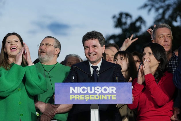 Ο υποψήφιος πρόεδρος Nicusor Dan μιλάει στα μέσα ενημέρωσης μετά το κλείσιμο της κάλπης για τον δεύτερο γύρο των προεδρικών εκλογών της χώρας στο Βουκουρέστι της Ρουμανίας, Κυριακή 18 Μαΐου 2025. (AP Photo/Andreea Alexandru)