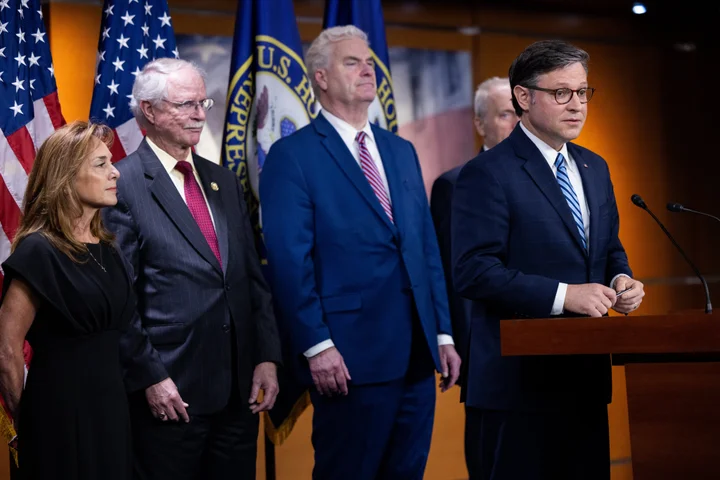 Trump’s Big Bill Advances In Rare Weekend Vote, But Conservatives Demand More Changes (huffpost.com)