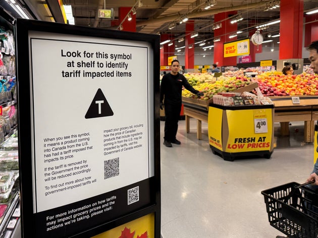 カナダのスーパーでは、関税の影響を受けているアメリカからの輸入品の値札に「T」マークを表示し始めた＝2025年5月15日、カナダ・トロント