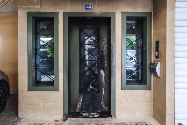 Η είσοδος της οικίας του βουλευτή της Νέας Δημοκρατίας, Μάξιμου Χαρακόπουλου, μετά από την επίθεση με γκαζάκια - 14 Μαΐου 2025