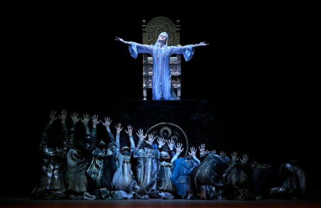 Η μπαλαρίνα Anna Nikulina στον ρόλο της Αναστασίας, συζύγου του Ιβάν του Τρομερού, Μπολσόι, 4 Νοεμβρίου 2012. Χορογραφία Γιούρι Γκριγκορόβιτς. (AP Photo/Alexander Zemlianichenko)