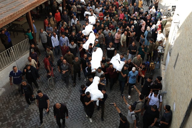 Σοροί νεκρών από ισραηλινές επιθέσεις στην Πόλη της Γάζας μεταφέρονται για ταφή (20 Μαϊου 2025) 