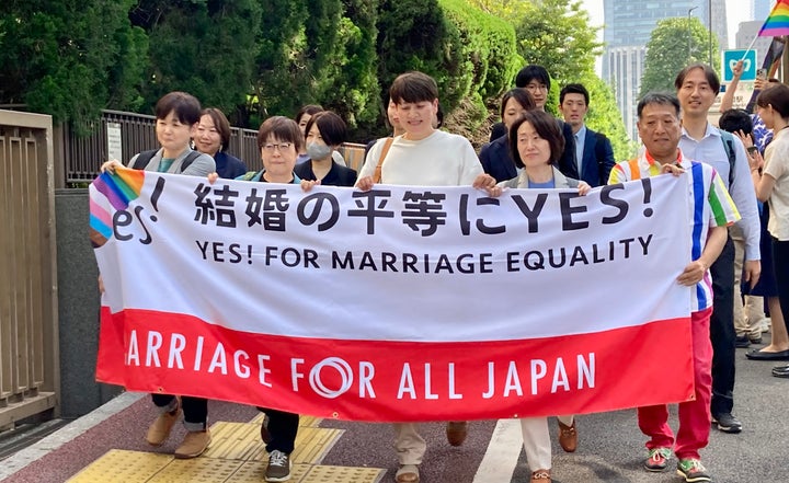 東京高裁に向かう原告ら(2025年5月20日)