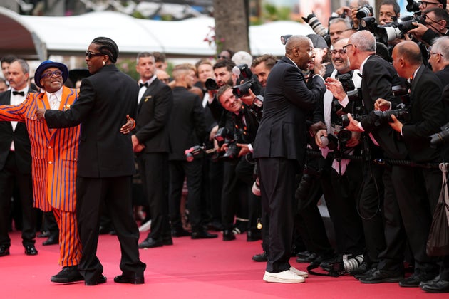 Αριστερά ο Σπάικ Λι και ο ράπερ A$AP Rocky και δεξιά ο Ντένζελ Ουάσινγκτον τη στιγμή της έντασης με τον φωτογράφο. 78ο Φεστιβάλ Καννών, 19 Μαΐου 2025. (Photo by Scott A Garfitt/Invision/AP)