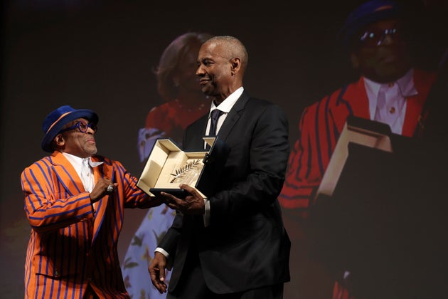Η απονομή του Τιμητικού Χρυσού Φοίνικα από τον Σπάικ Λι στον φίλο του Ντένζελ Ουάσιγκτον. (Valery Hache, Pool via AP)