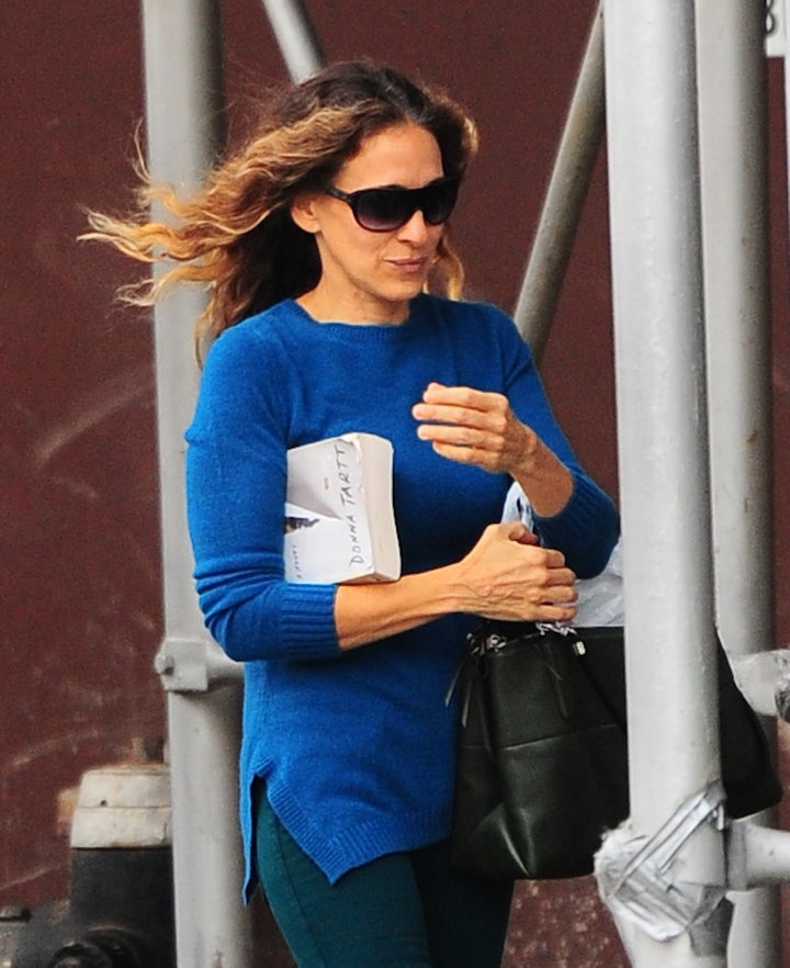 Sarah Jessica Parker’s ‘Intense’ Passion Is Making Individuals Query How She’s Even Doing It - The Boston Courier 2 Parker walking around New York City in 2013 with “The Goldfinch” by Donna Tartt in tow.
